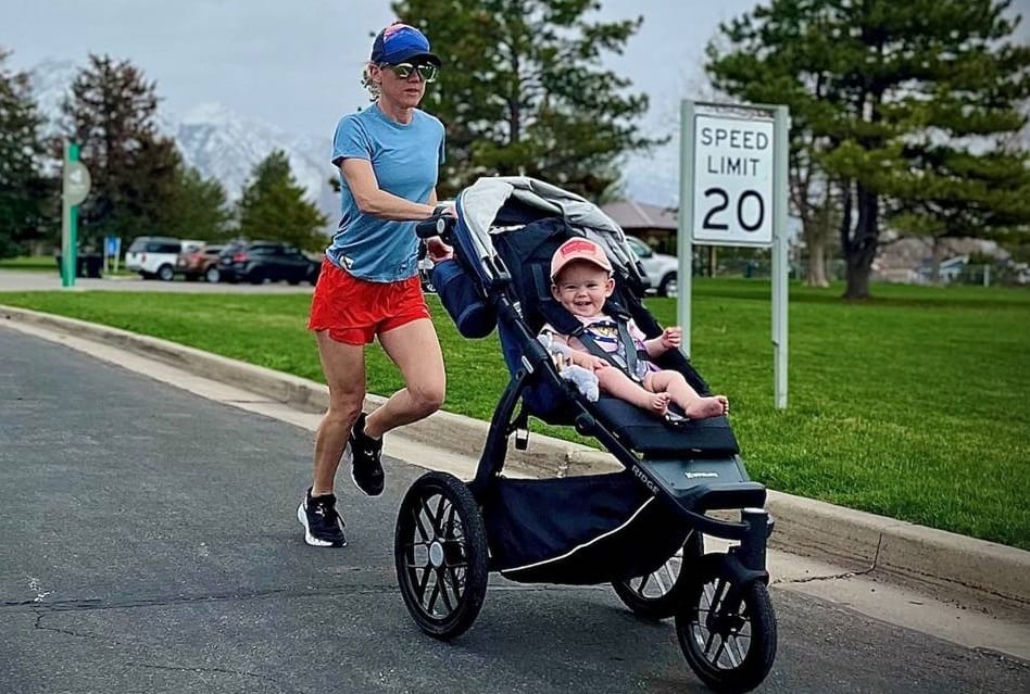 Cùng con 19 tháng tuổi phá kỷ lục thế giới về chạy marathon với xe đẩy