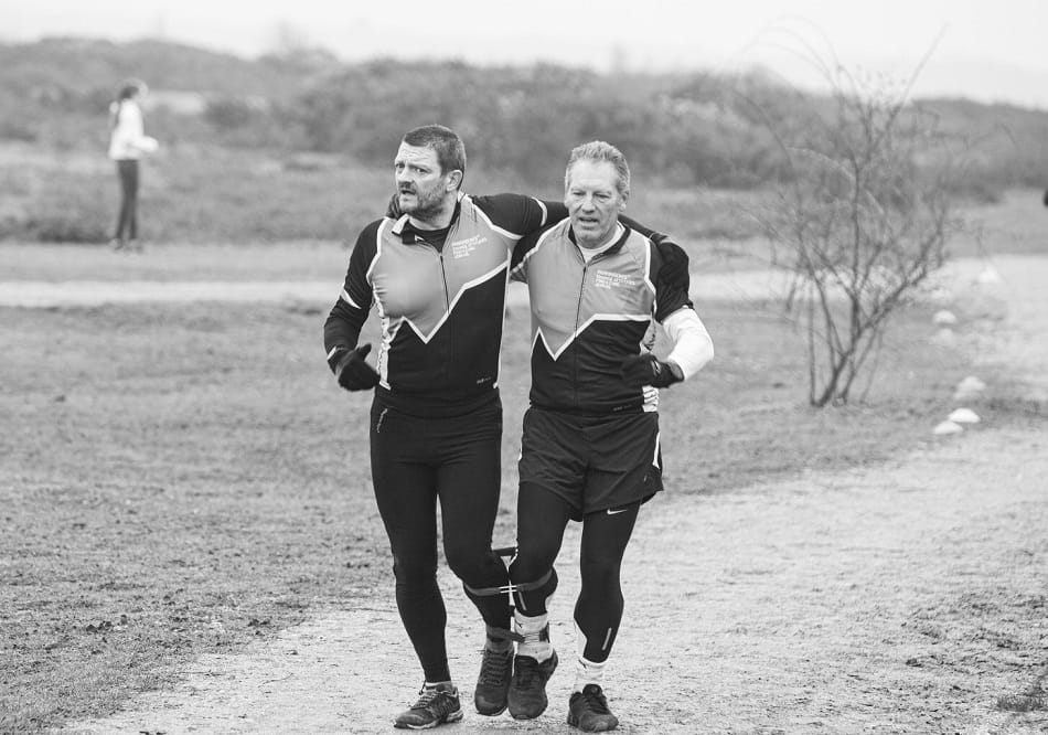 Chạy 77km bị buộc chân trong 12 giờ