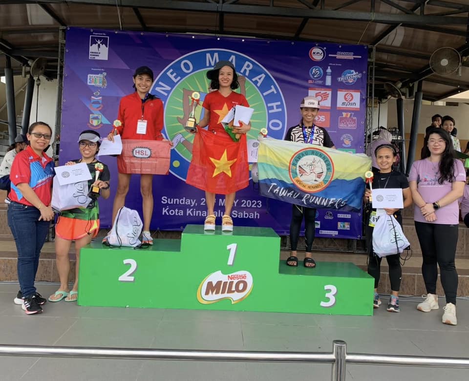 Lê Văn Tuấn và Nguyễn Thị Đường vô địch Borneo Marathon