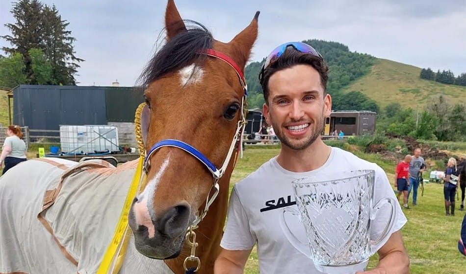 Runner về trước ngựa đua tại giải marathon