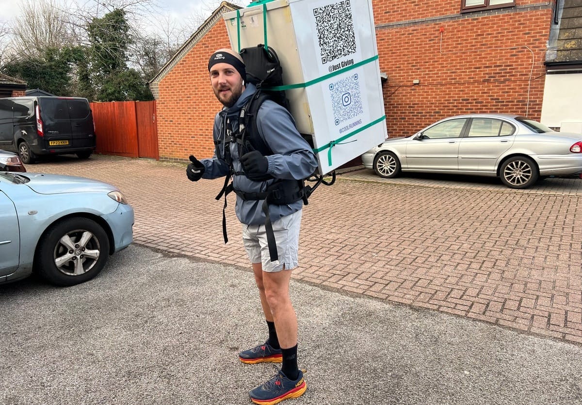 Bị hiểu nhầm là ăn trộm vì vác tủ lạnh trên lưng khi chạy