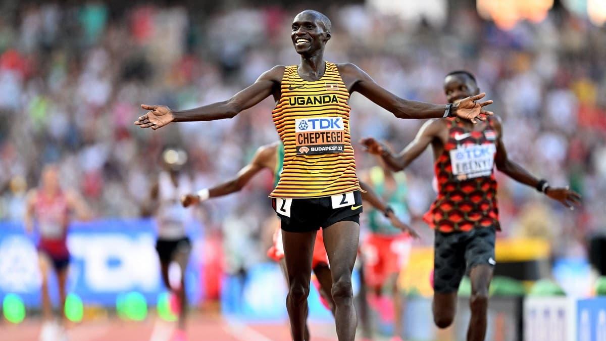 Joshua Cheptegei lập hattrick vô địch thế giới 10.000m