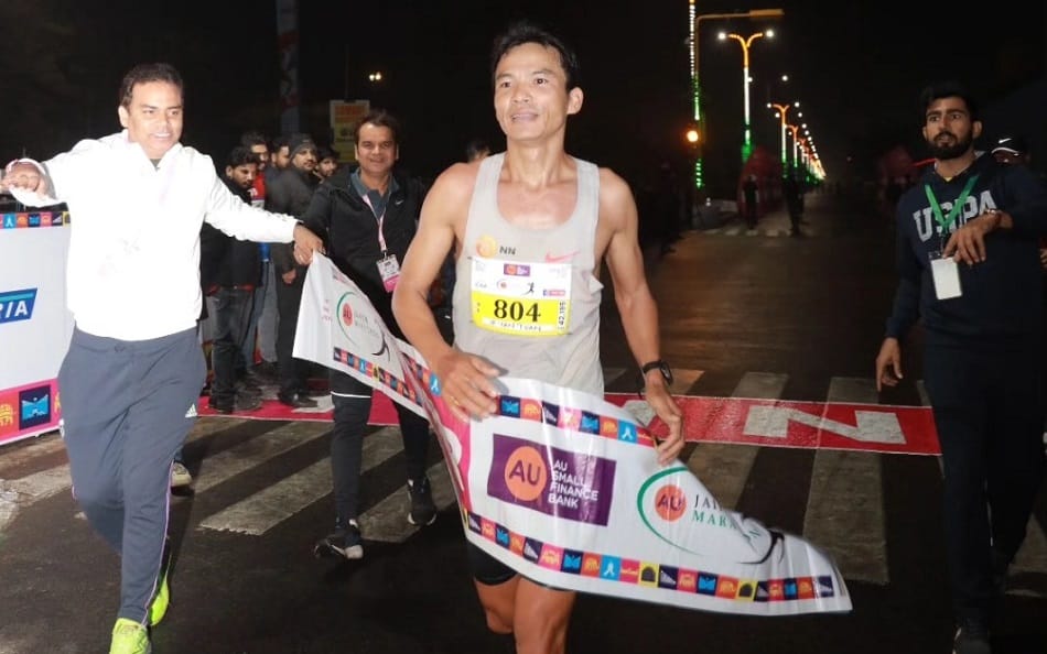 Lê Văn Tuấn giành chức á quân giải Jaipur Marathon 2024