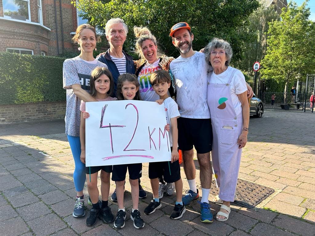 Cô bé 7 tuổi chạy marathon đua với thời gian để cứu mẹ