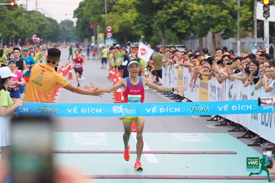 “Dị nhân” Nguyễn Văn Long chia sẻ kỹ thuật chạy dài