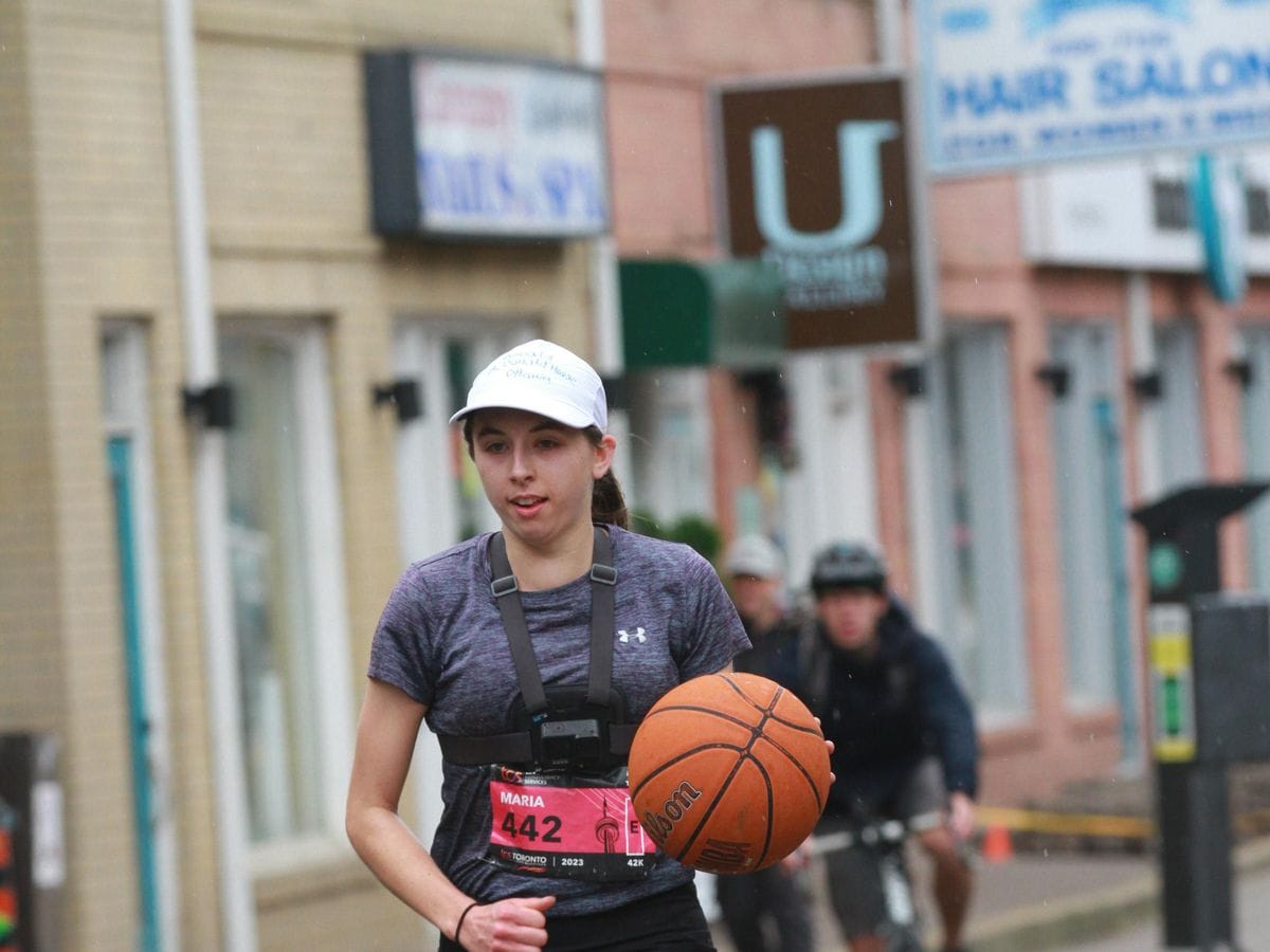 Lập kỷ lục thế giới vừa chạy marathon vừa dẫn bóng rổ