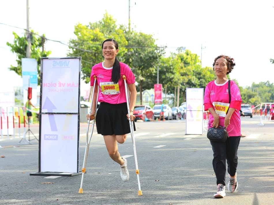 Cô giáo một chân với niềm đam mê chạy bộ vì cộng đồng