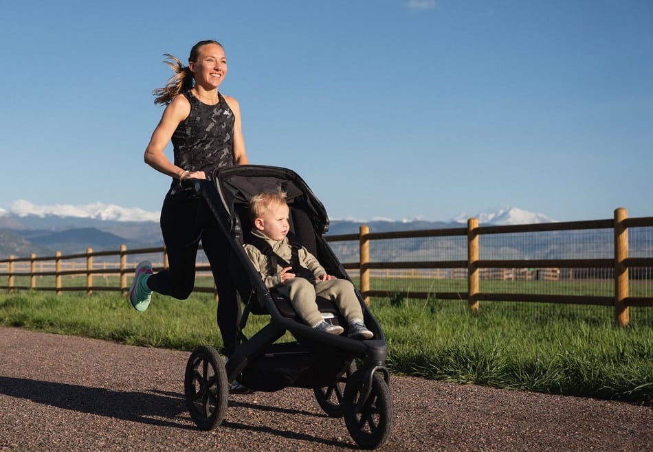 Lập kỷ lục thế giới chạy 1 dặm cùng con trong xe đẩy