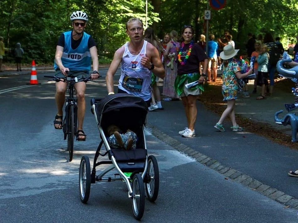 Chạy bán marathon với xe đẩy trong 68 phút