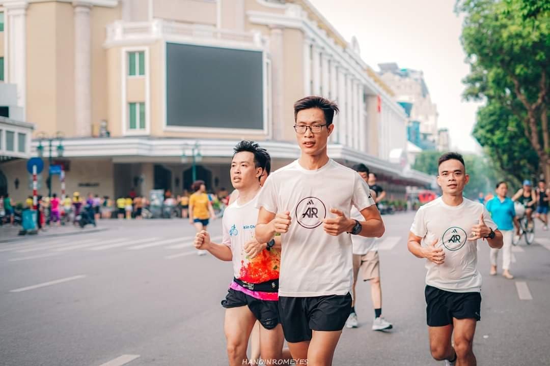 Chạy bộ cuối tuần cùng Adidas Runners Hà Nội