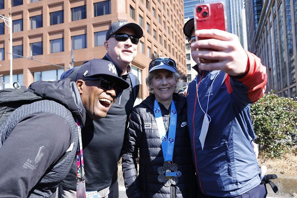 Joan Benoit Samuelson giành huy chương 6 sao ở Tokyo Marathon
