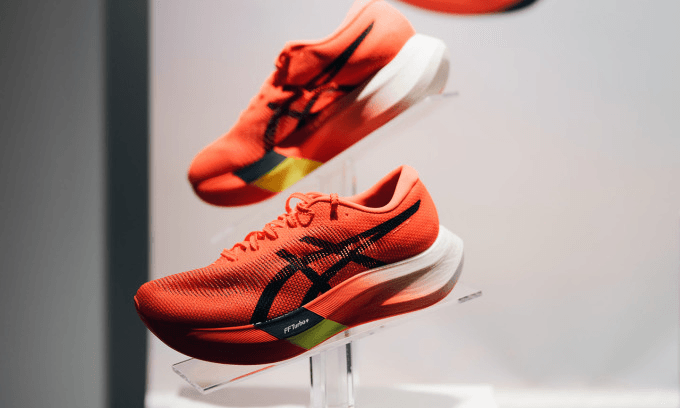 Asics ra giày chạy siêu nhẹ cho Thế vận hội