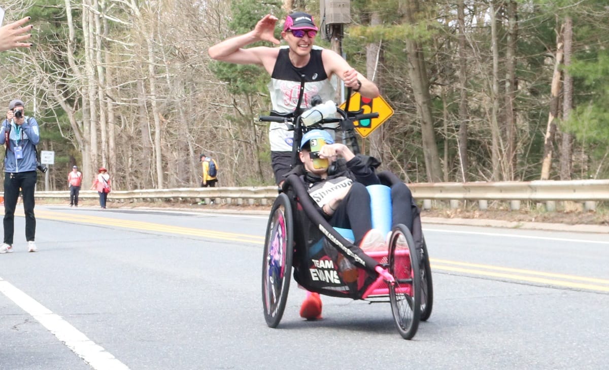 Khán giả giúp Team Evans đạt sub3 ở Boston Marathon 2024