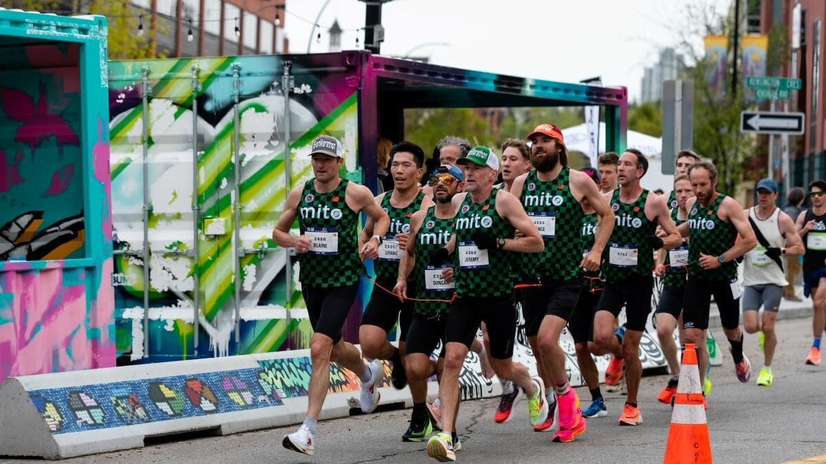 Kỷ lục Guiness 11 người buộc nhau chạy bán marathon bị phá