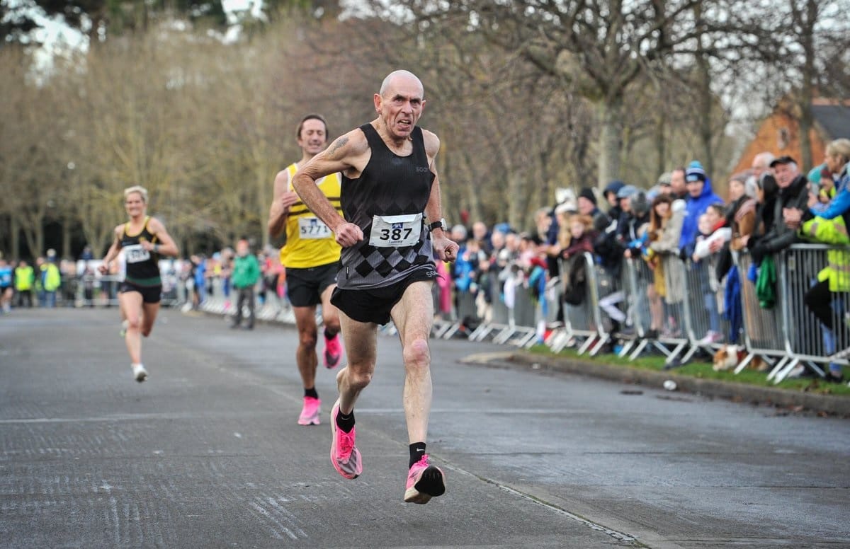 64 tuổi chạy 16km trong 58 phút