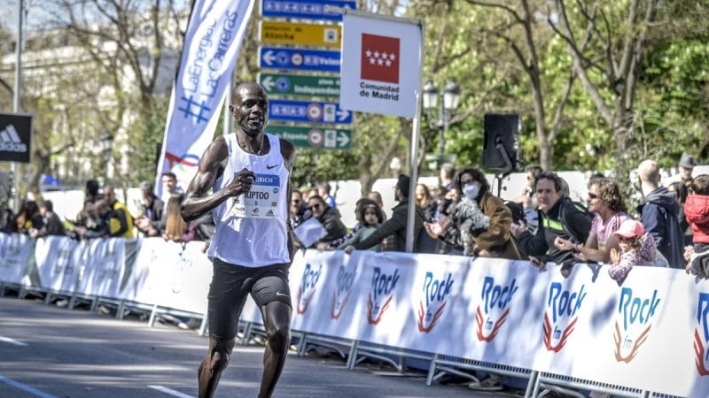 Chân chạy 48 tuổi vô địch Zürich Marathon
