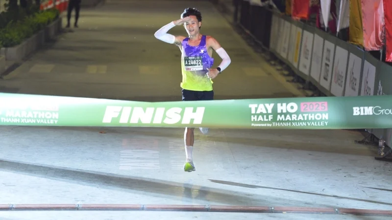 Tây Hồ Half Marathon 2025 – Nguyễn Trung Cường “hụt” kỷ lục quốc gia