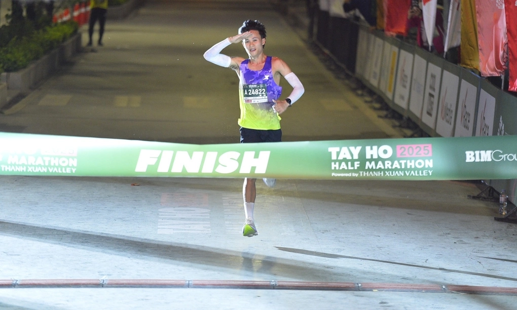 Tây Hồ Half Marathon 2025 – Nguyễn Trung Cường “hụt” kỷ lục quốc gia