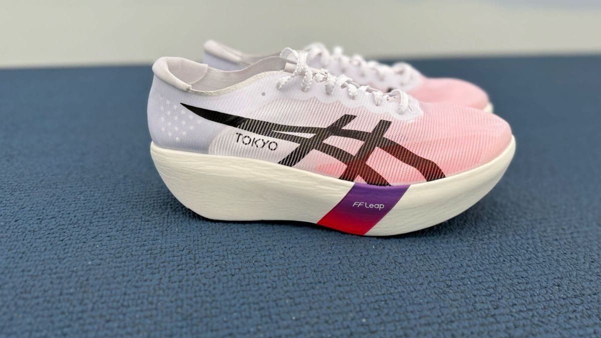 ASICS tăng tốc trong cuộc đua siêu giày