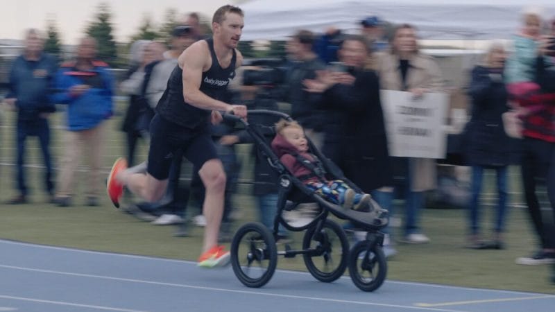 Chân chạy Canada phá kỷ lục thế giới chạy với xe nôi