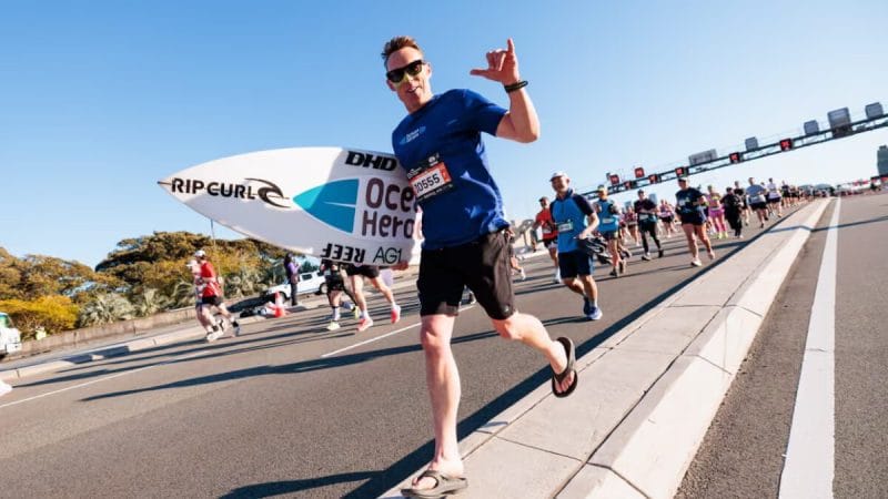 Chạy marathon sub-3:20 dù mang theo ván lướt sóng