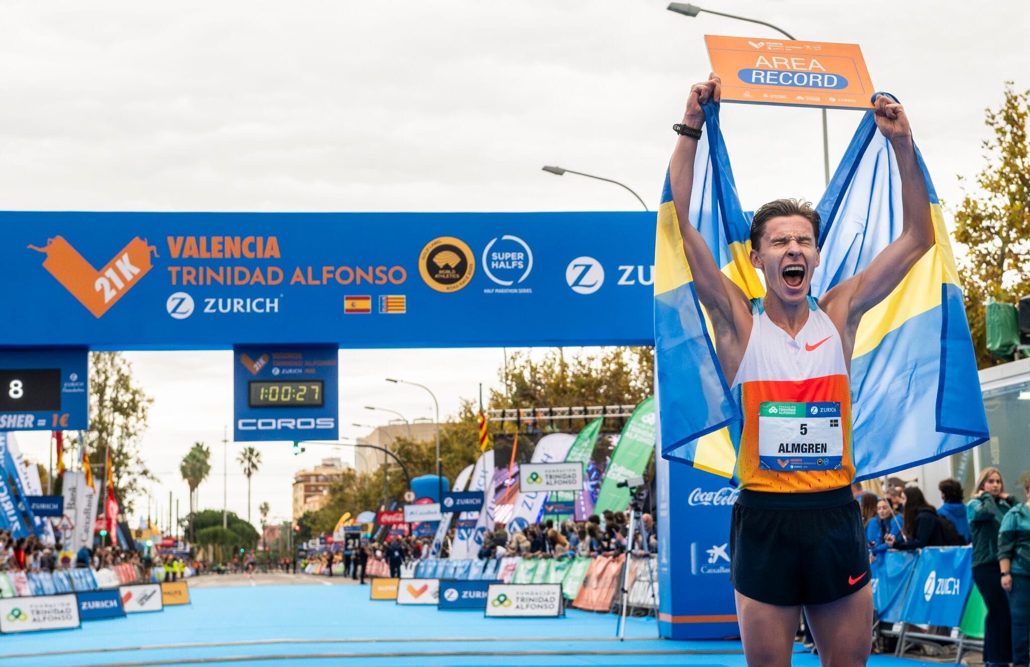 Chân chạy đầu tiên không sinh ra ở châu Phi phá mốc chạy bán marathon dưới 59 phút