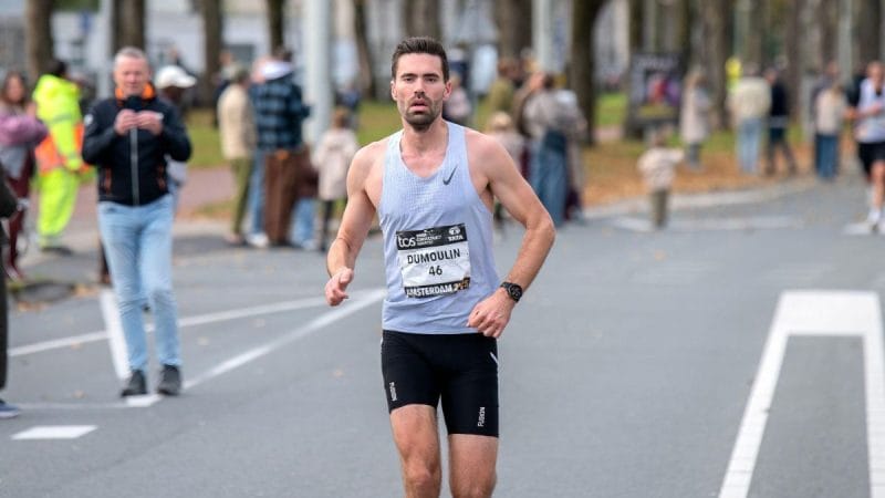 Cựu vô địch thế giới đua xe đạp đạt sub 2:30 ngay lần ra mắt chạy marathon