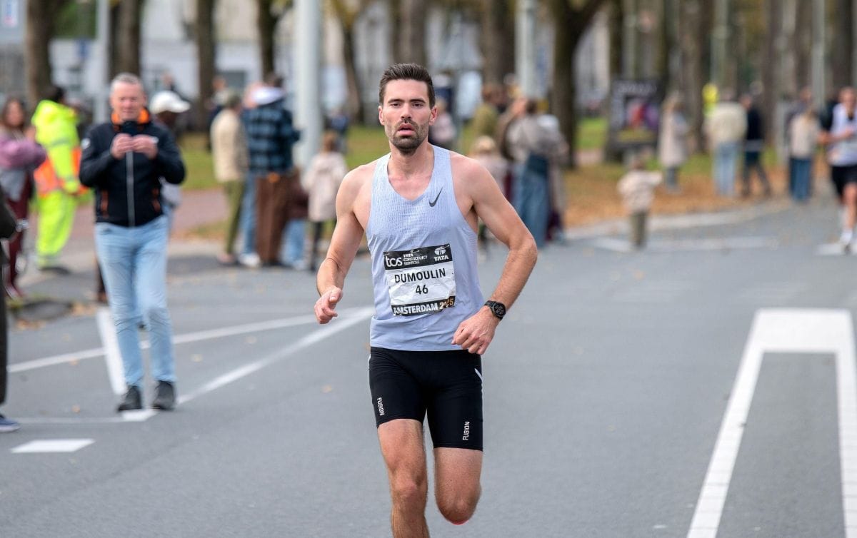 Cựu vô địch thế giới đua xe đạp đạt sub 2:30 ngay lần ra mắt chạy marathon